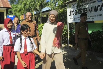 Direktur Ekosistem Media, Kementerian Komunikasi dan Digital Farida Dewi Maharani (kanan) berbincang dengan pelajar saat berkunjung ke sekolah yang termasuk dalam program Revitalisasi Pendidikan di SD Inpres Naimata, Kota Kupang, Nusa Tenggara Timur, Selasa (21/7/2026).