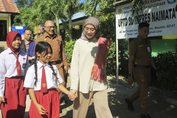 Direktur Ekosistem Media, Kementerian Komunikasi dan Digital Farida Dewi Maharani (kanan) berbincang dengan pelajar saat berkunjung ke sekolah yang termasuk dalam program Revitalisasi Pendidikan di SD Inpres Naimata, Kota Kupang, Nusa Tenggara Timur, Selasa (21/7/2026).