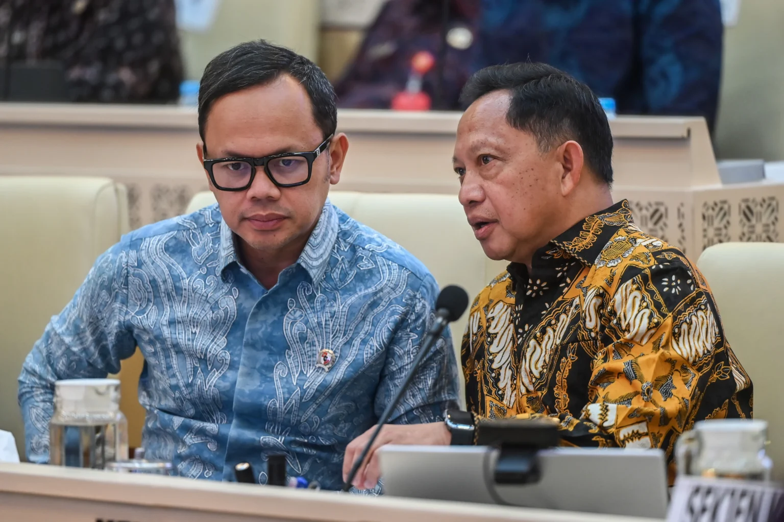 Menteri Dalam Negeri Tito Karnavian (kanan) berbincang dengan Wakil Menteri Dalam Negeri Bima Arya Sugiarto (kiri) sebelum mengikuti rapat kerja bersama Komisi II DPR di Kompleks Parlemen, Senayan, Jakarta