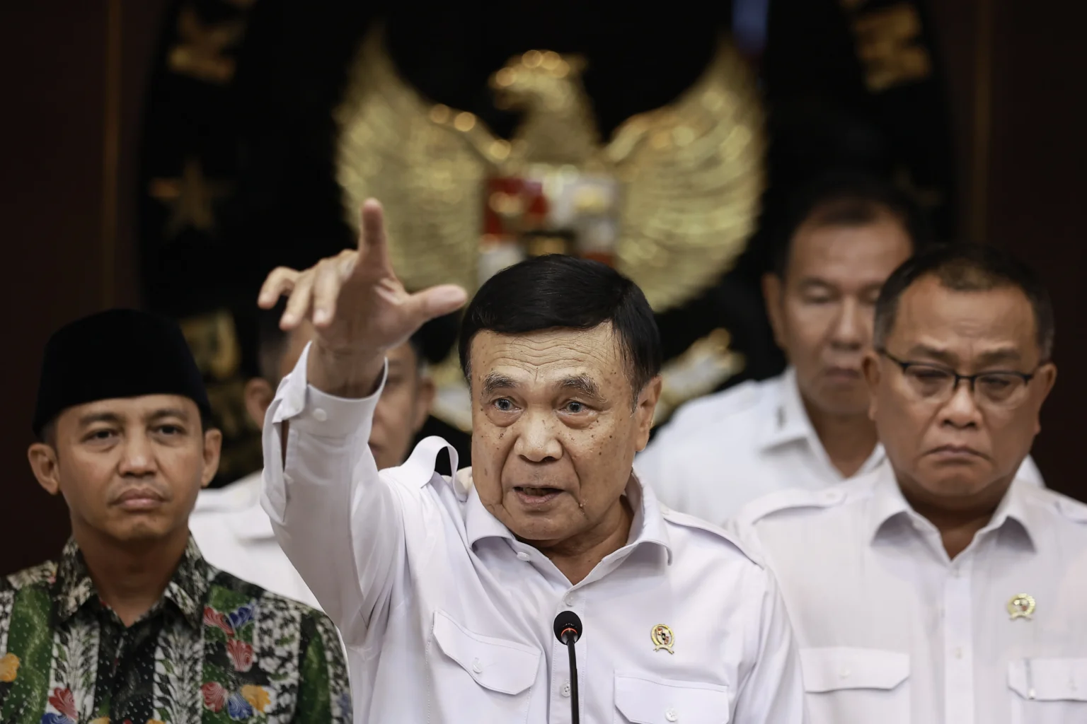 Menteri Koordinator Bidang Politik dan Keamanan (Menko Polkam) Djamari Chaniago (tengah) didampingi Menteri Kehutanan Raja Juli Antoni (kiri) dan Menteri Lingkungan Hidup Mohammad Jumhur Hidayat (kanan) menyampaikan keterangan pers usai rapat koordinasi penanganan kebakaran hutan dan lahan di Gedung Utama Kemenko Polkam, Jakarta, Senin (10/8/2026).