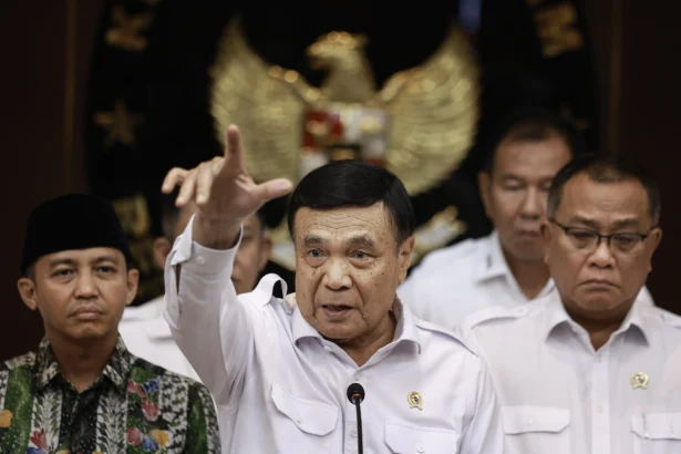 Menteri Koordinator Bidang Politik dan Keamanan (Menko Polkam) Djamari Chaniago (tengah) didampingi Menteri Kehutanan Raja Juli Antoni (kiri) dan Menteri Lingkungan Hidup Mohammad Jumhur Hidayat (kanan) menyampaikan keterangan pers usai rapat koordinasi penanganan kebakaran hutan dan lahan di Gedung Utama Kemenko Polkam, Jakarta, Senin (10/8/2026).