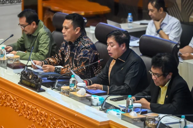 Ketua Komisi V Lasarus (kedua kanan) bersama Wakil Ketua Komisi V Syaiful Huda (kiri), Andi Iwan Darmawan Aras (kedua kiri) dan Ridwan Bae (kanan) memimpin rapat kerja bersama pemerintah di Kompleks Parlemen, Senayan, Jakarta, Rabu (19/8/2026).