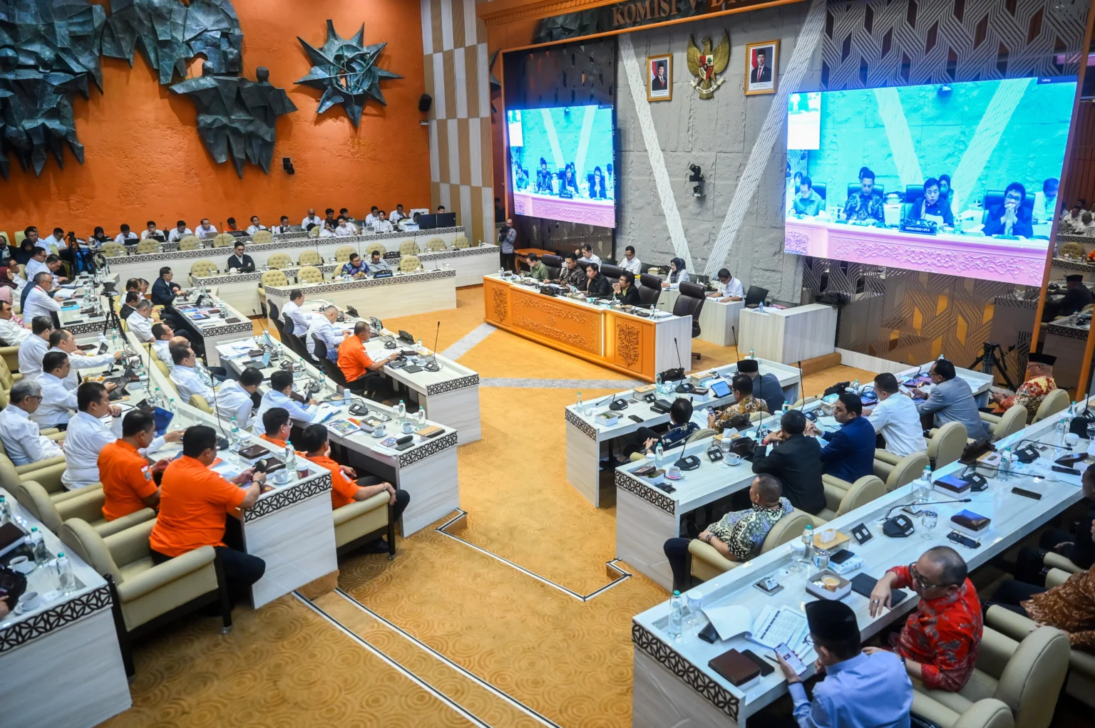 Suasana rapat kerja Komisi V DPR bersama pemerintah di Kompleks Parlemen, Senayan, Jakarta, Rabu (19/8/2026).
