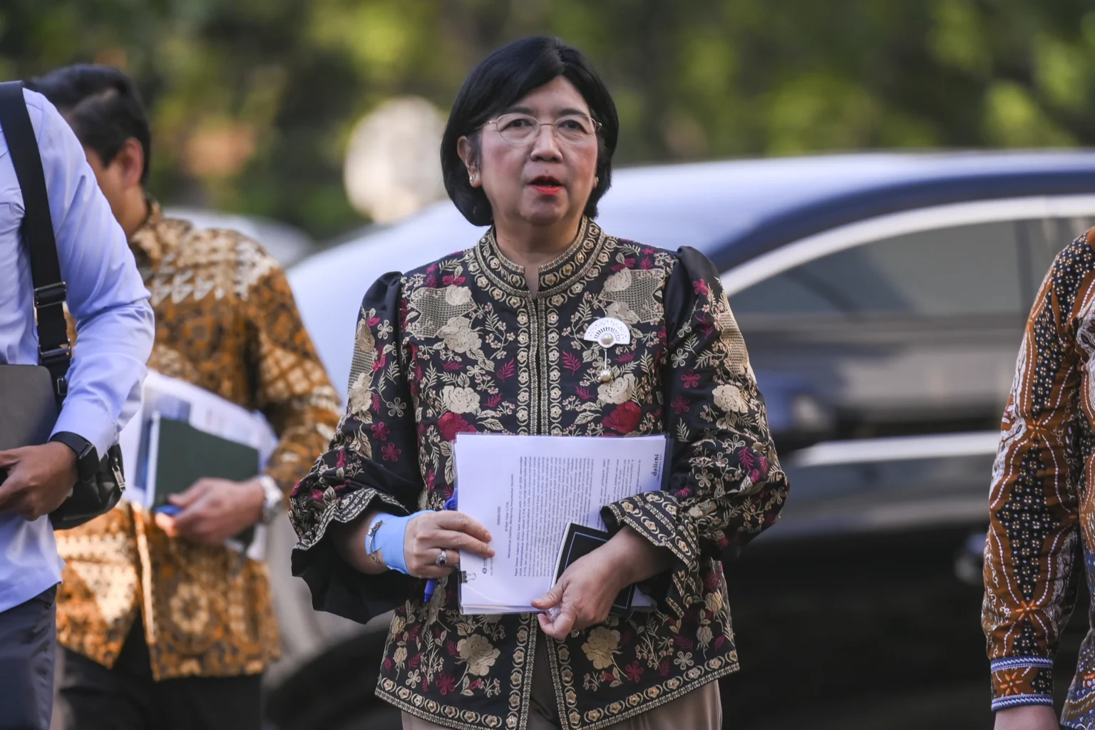Pejabat Sementara Gubernur Bank Indonesia (BI) Destry Damayanti berjalan untuk mengikuti rapat Komite Stabilitas Sistem Keuangan (KSSK) dengan Presiden Prabowo Subianto di Kompleks Istana Kepresidenan, Jakarta, Senin (27/7/2026). (Sumber: Antara Foto/Hafidz Mubarak A/tom)