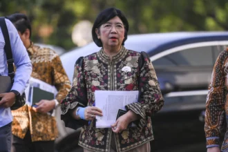 Pejabat Sementara Gubernur Bank Indonesia (BI) Destry Damayanti berjalan untuk mengikuti rapat Komite Stabilitas Sistem Keuangan (KSSK) dengan Presiden Prabowo Subianto di Kompleks Istana Kepresidenan, Jakarta, Senin (27/7/2026). (Sumber: Antara Foto/Hafidz Mubarak A/tom)