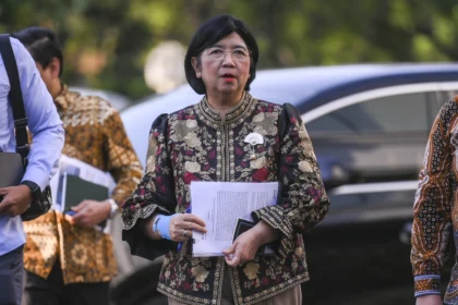 Pejabat Sementara Gubernur Bank Indonesia (BI) Destry Damayanti berjalan untuk mengikuti rapat Komite Stabilitas Sistem Keuangan (KSSK) dengan Presiden Prabowo Subianto di Kompleks Istana Kepresidenan, Jakarta, Senin (27/7/2026). (Sumber: Antara Foto/Hafidz Mubarak A/tom)