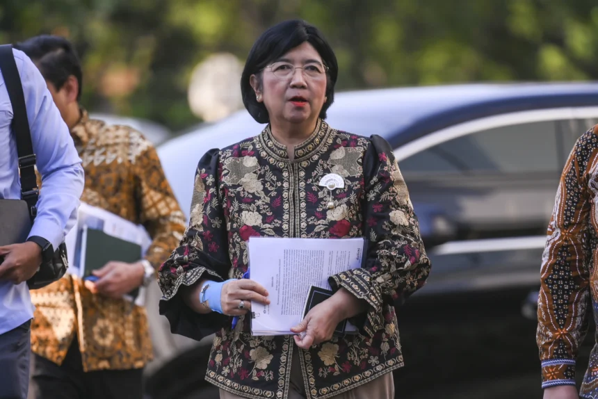 Pejabat Sementara Gubernur Bank Indonesia (BI) Destry Damayanti berjalan untuk mengikuti rapat Komite Stabilitas Sistem Keuangan (KSSK) dengan Presiden Prabowo Subianto di Kompleks Istana Kepresidenan, Jakarta, Senin (27/7/2026). (Sumber: Antara Foto/Hafidz Mubarak A/tom)
