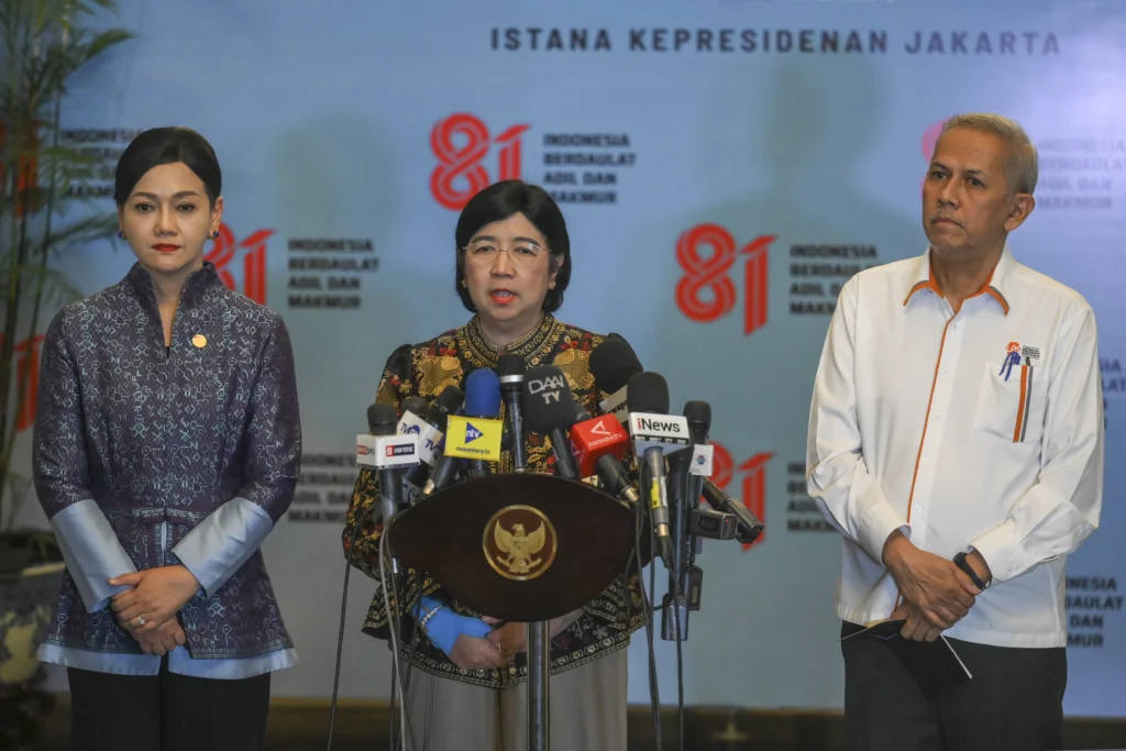 Pejabat Gubernur Sementara Bank Indonesia (BI) Destry Damayanti (tengah) bersama Ketua Dewan Komisioner OJK Friderica Widyasari Dewi (kiri) dan Ketua Dewan Komisioner LPS Anggito Abimanyu (kanan). (Sumber: Antara Foto/Hafidz Mubarak A/tom)