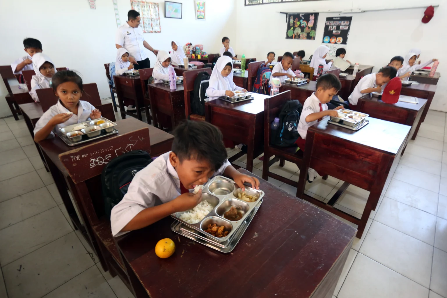 Siswa menyantap Makan Bergizi Gratis (MBG) di SD Negeri 106162, Kabupaten Deli Serdang, Sumatera Utara