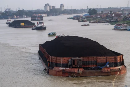 Kapal tongkang pengangkut batu bara melintas di Sungai Musi, Palembang, Sumatera Selatan, Selasa (21/7/2026).