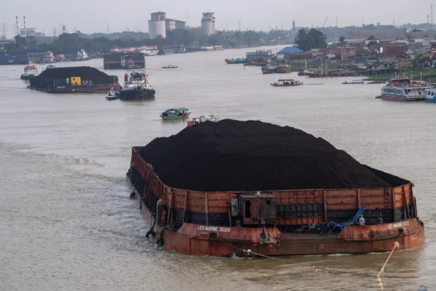 Kapal tongkang pengangkut batu bara melintas di Sungai Musi, Palembang, Sumatera Selatan, Selasa (21/7/2026).