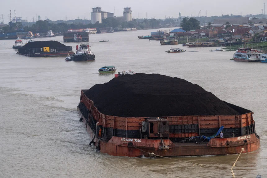Kapal tongkang pengangkut batu bara melintas di Sungai Musi, Palembang, Sumatera Selatan, Selasa (21/7/2026).