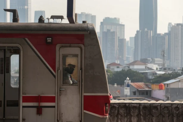 Kereta Rel Listrik (KRL) berhenti dengan latar belakang gedung bertingkat di Stasiun Manggarai, Jakarta, Senin (10/8/2026).