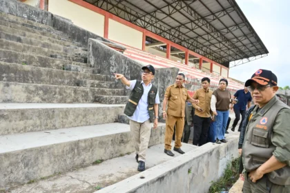 Menko Pembangunan Manusia dan Kebudayaan Pratikno (kiri) bersama Kepala BNPB Letjen TNI Suharyanto (kanan) dan Wakil Bupati Manggarai Fabianus Abu (kedua kiri) meninjau Stadion Golo Dukal, Kabupaten Manggarai, Nusa Tenggara Timur (NTT), Minggu (16/8/2026).