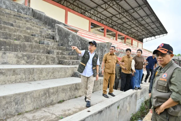 Menko Pembangunan Manusia dan Kebudayaan Pratikno (kiri) bersama Kepala BNPB Letjen TNI Suharyanto (kanan) dan Wakil Bupati Manggarai Fabianus Abu (kedua kiri) meninjau Stadion Golo Dukal, Kabupaten Manggarai, Nusa Tenggara Timur (NTT), Minggu (16/8/2026).