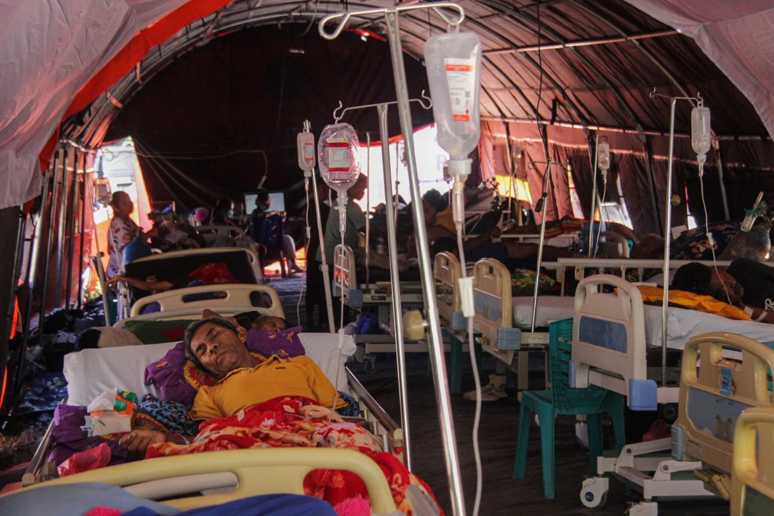 Sejumlah pasien menjalani perawatan di tenda darurat RSUD Aeramo, Kabupaten Nagekeo, NTT, Senin (24/8/2026).