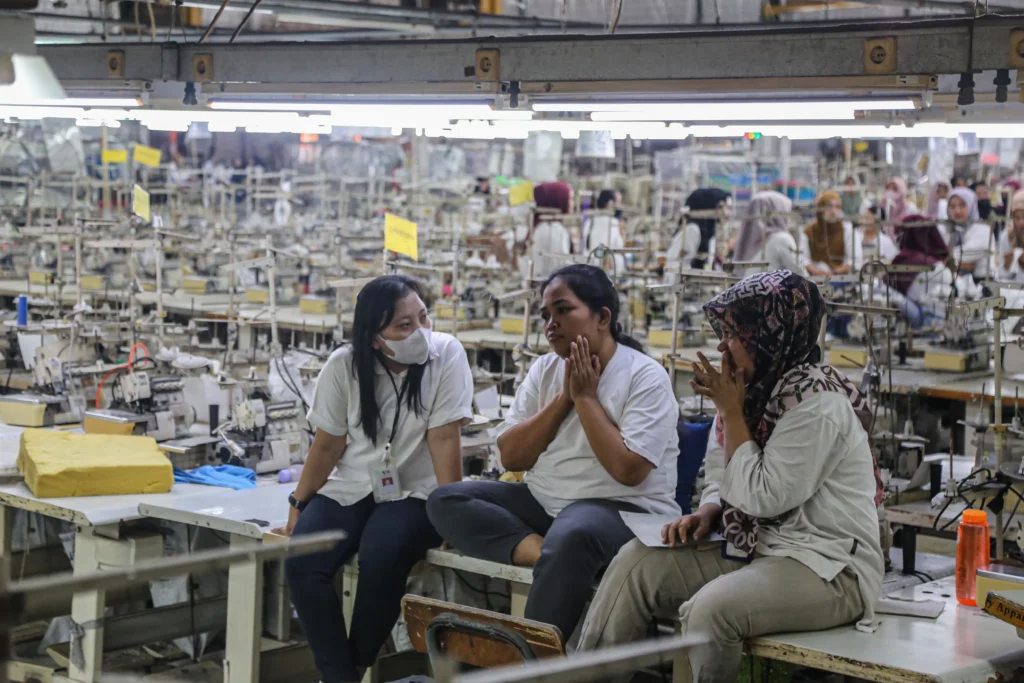 Sejumlah pekerja berada di area ruang produksi yang sudah berhenti operasionalnya selama satu bulan di pabrik PT Victory Apparel Indonesia di kawasan Pelabuhan Tanjung Emas, Semarang, Jawa Tengah, Senin (27/7/2026).
