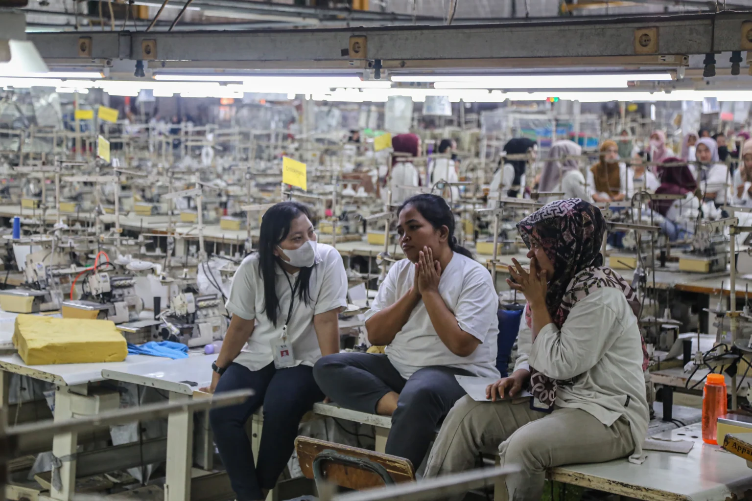 Sejumlah pekerja berada di area ruang produksi yang sudah berhenti operasionalnya selama satu bulan di pabrik PT Victory Apparel Indonesia di kawasan Pelabuhan Tanjung Emas, Semarang, Jawa Tengah, Senin (27/7/2026).