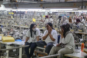 Sejumlah pekerja berada di area ruang produksi yang sudah berhenti operasionalnya selama satu bulan di pabrik PT Victory Apparel Indonesia di kawasan Pelabuhan Tanjung Emas, Semarang, Jawa Tengah, Senin (27/7/2026).