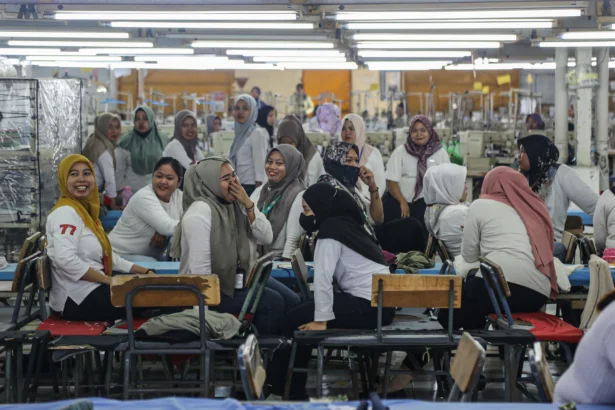 Sejumlah pekerja berada di area ruang produksi yang sudah berhenti operasionalnya selama satu bulan di pabrik PT Victory Apparel Indonesia di kawasan Pelabuhan Tanjung Emas, Semarang, Jawa Tengah. (Sumber: Antara Foto/Makna Zaezar/nz)