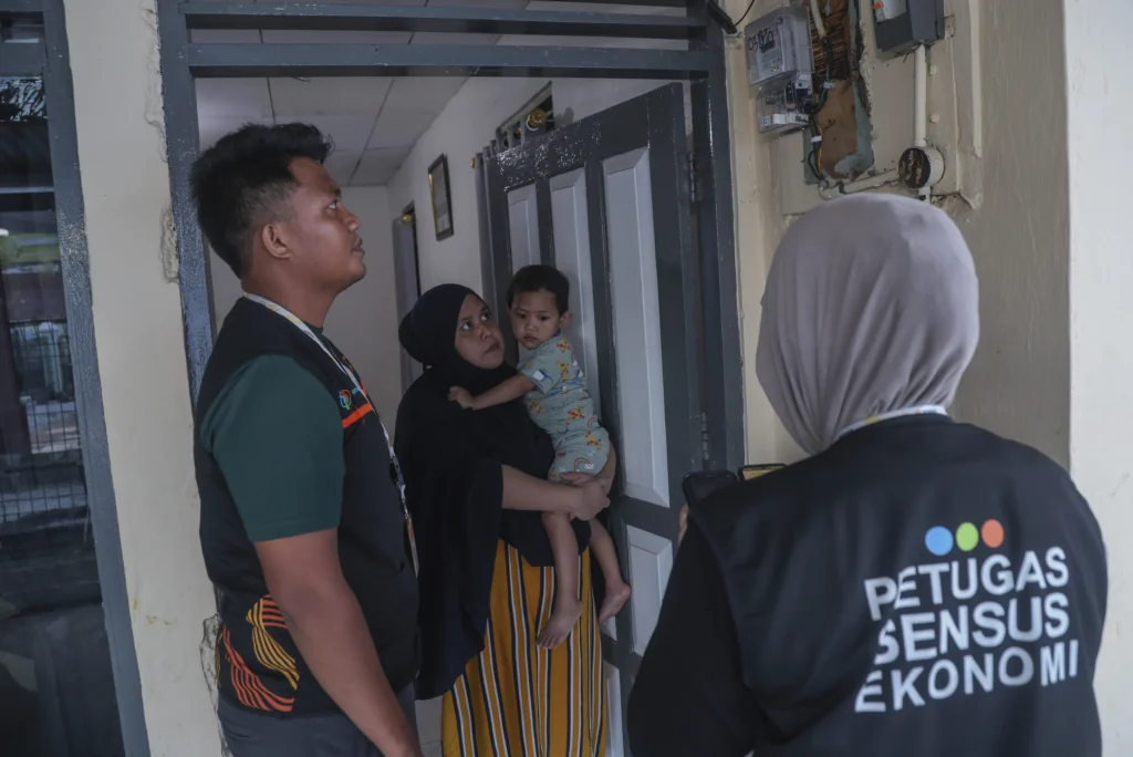 Petugas sensus mendata meteran listrik rumah warga saat melaksanakan Sensus Ekonomi 2026 di Kelurahan Maliaro, Ternate, Maluku Utara. (Sumber: Antara Foto/Andri Saputra/hma)