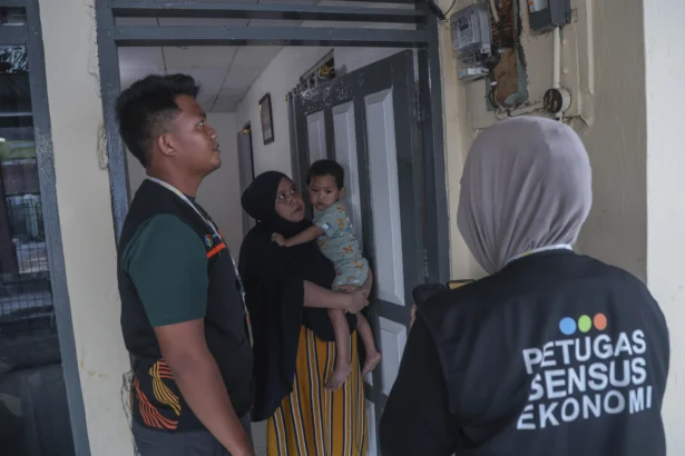 Petugas sensus mendata meteran listrik rumah warga saat melaksanakan Sensus Ekonomi 2026 di Kelurahan Maliaro, Ternate, Maluku Utara. (Sumber: Antara Foto/Andri Saputra/hma)