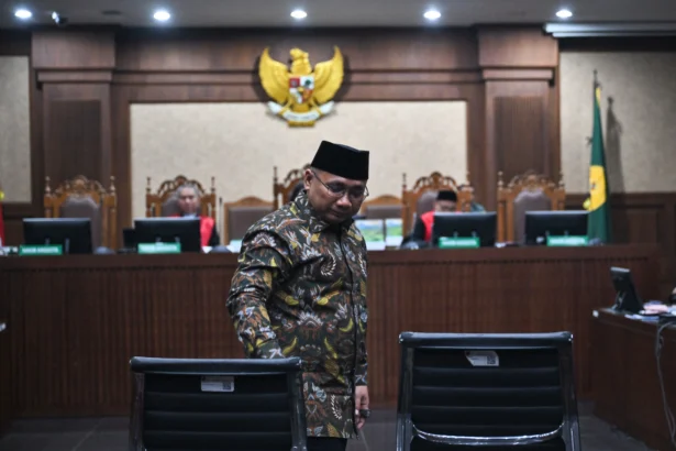 Terdakwa kasus dugaan korupsi kuota haji Yaqut Cholil Qoumas bersiap untuk menjalani sidang pembacaan dakwaan di Pengadilan Tipikor, Jakarta, Selasa (11/8/2026).