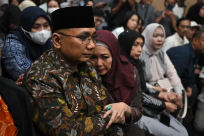 Terdakwa kasus dugaan korupsi kuota haji Yaqut Cholil Qoumas (kiri) didampingi istri Eny Retno bersiap untuk menjalani sidang pembacaan dakwaan di Pengadilan Tipikor, Jakarta, Selasa (11/8/2026).
