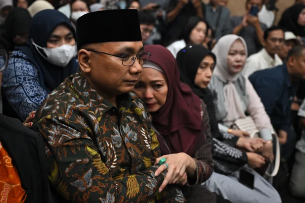 Terdakwa kasus dugaan korupsi kuota haji Yaqut Cholil Qoumas (kiri) didampingi istri Eny Retno bersiap untuk menjalani sidang pembacaan dakwaan di Pengadilan Tipikor, Jakarta, Selasa (11/8/2026).