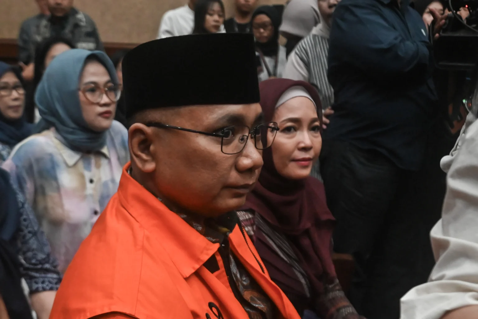 Terdakwa kasus dugaan korupsi kuota haji periode 2023-2024 Yaqut Cholil Qoumas (kedua kanan) bersama istri Eny Retno (kanan) bersiap mengikuti sidang di Pengadilan Tipikor, Jakarta, Selasa (11/8/2026).