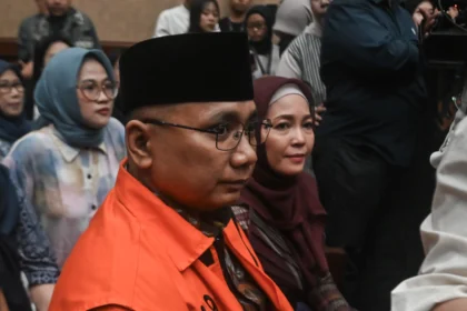 Terdakwa kasus dugaan korupsi kuota haji periode 2023-2024 Yaqut Cholil Qoumas (kedua kanan) bersama istri Eny Retno (kanan) bersiap mengikuti sidang di Pengadilan Tipikor, Jakarta, Selasa (11/8/2026).