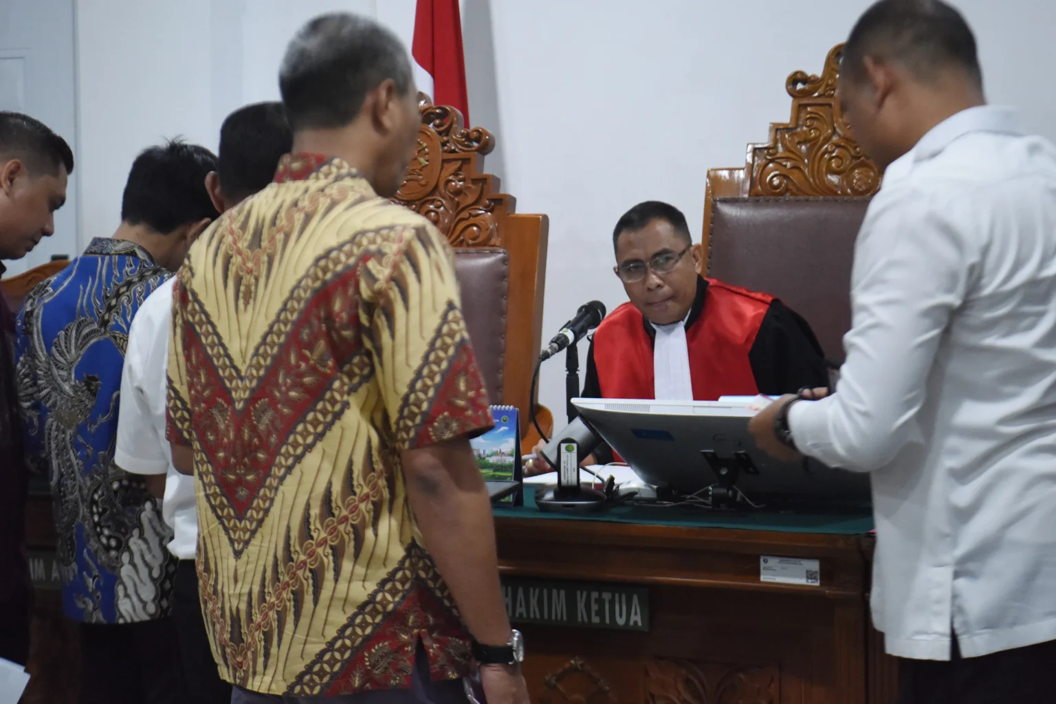 Hakim tunggal Richard Edwin Basoeki (kedua kanan) memimpin sidang praperadilan terkait upaya paksa penyitaan dalam penyidikan kasus dugaan TPPU dari tersangka mantan Jampidsus Febrie Adriansyah dengan agenda pembacaan permohonan di Pengadilan Negeri Jakarta Selatan, Jakarta, Selasa (18/8/2026).