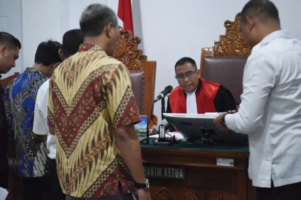 Hakim tunggal Richard Edwin Basoeki (kedua kanan) memimpin sidang praperadilan terkait upaya paksa penyitaan dalam penyidikan kasus dugaan TPPU dari tersangka mantan Jampidsus Febrie Adriansyah dengan agenda pembacaan permohonan di Pengadilan Negeri Jakarta Selatan, Jakarta, Selasa (18/8/2026).