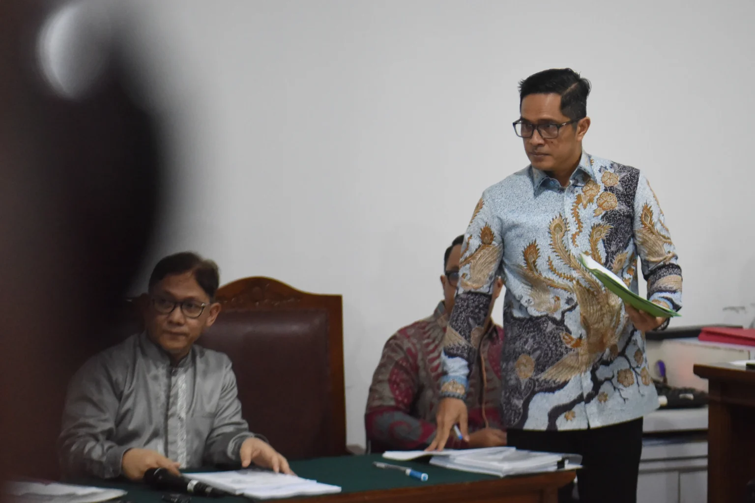 Kuasa hukum dari tersangka kasus dugaan TPPU Febrie Adriansyah, Febri Diansyah (kanan) bersiap mengikuti sidang pembacaan permohonan praperadilan terkait upaya paksa penyitaan dalam penyidikan kasus tersebut di Pengadilan Negeri Jakarta Selatan, Jakarta, Selasa (18/8/2026).