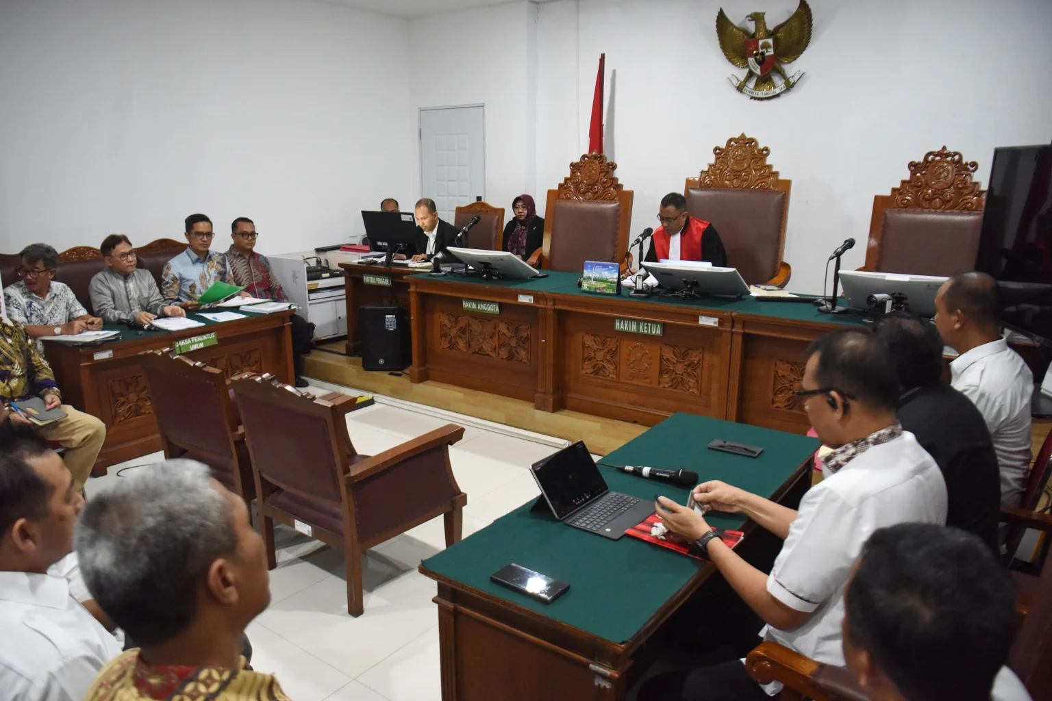 Kuasa hukum dari tersangka kasus dugaan TPPU Febrie Adriansyah, Febri Diansyah (ketiga kiri) mengikuti sidang pembacaan permohonan praperadilan terkait upaya paksa penyitaan dalam penyidikan kasus tersebut di Pengadilan Negeri Jakarta Selatan, Jakarta, Selasa (18/8/2026).