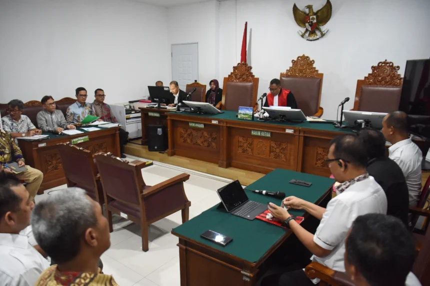 Kuasa hukum dari tersangka kasus dugaan TPPU Febrie Adriansyah, Febri Diansyah (ketiga kiri) mengikuti sidang pembacaan permohonan praperadilan terkait upaya paksa penyitaan dalam penyidikan kasus tersebut di Pengadilan Negeri Jakarta Selatan, Jakarta, Selasa (18/8/2026).