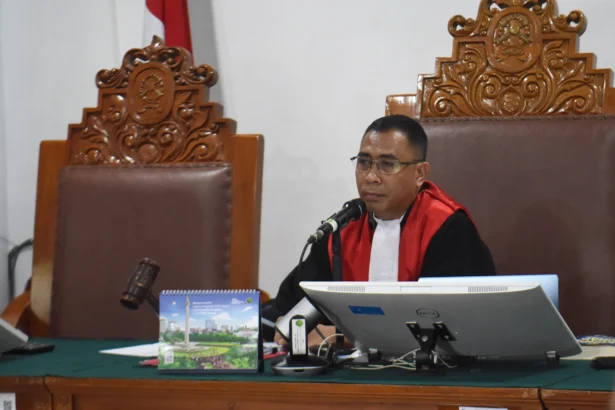 Hakim tunggal Richard Edwin Basoeki mengetuk palu saat memimpin sidang praperadilan terkait upaya paksa penyitaan dalam penyidikan kasus dugaan TPPU dari tersangka mantan Jampidsus Febrie Adriansyah dengan agenda pembacaan permohonan di Pengadilan Negeri Jakarta Selatan, Jakarta, Selasa (18/8/2026).