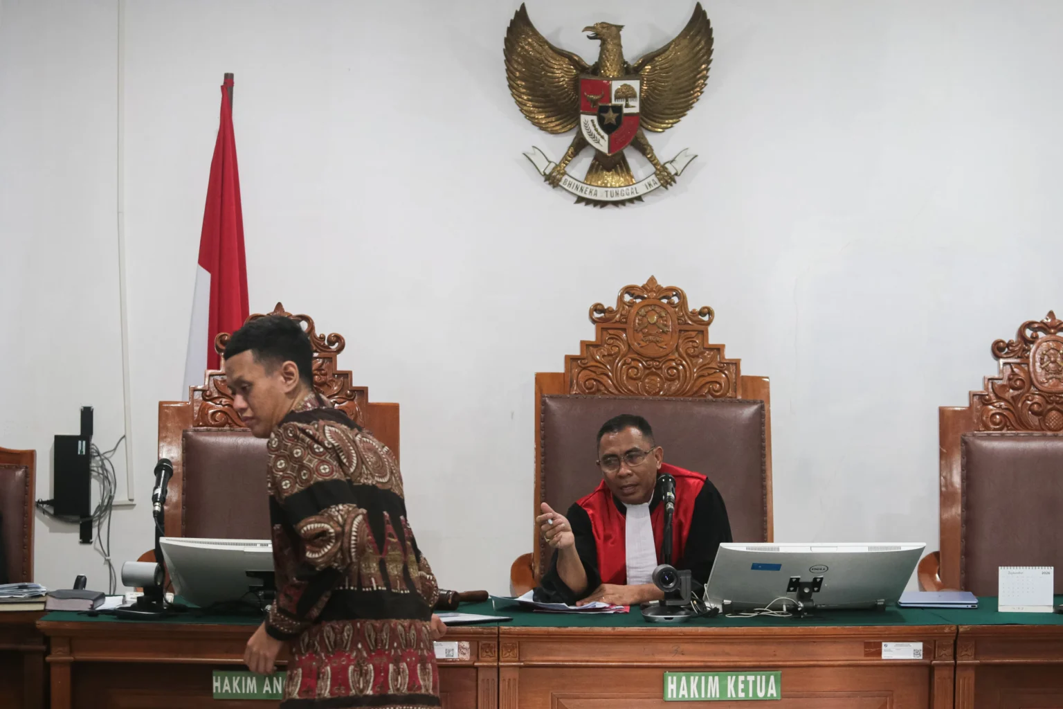 Hakim tunggal Richard Edwin Basoeki (kanan) memimpin sidang praperadilan atas penetapan tersangka Febrie Adriansyah dalam kasus dugaan Tindak Pidana Pencucian Uang (TPPU), di Pengadilan Negeri Jakarta Selatan, Jakarta, Rabu (19/8/2026).