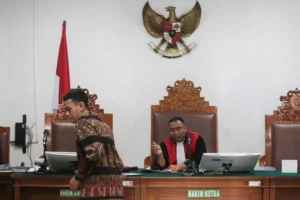 Hakim tunggal Richard Edwin Basoeki (kanan) memimpin sidang praperadilan atas penetapan tersangka Febrie Adriansyah dalam kasus dugaan Tindak Pidana Pencucian Uang (TPPU), di Pengadilan Negeri Jakarta Selatan, Jakarta, Rabu (19/8/2026).