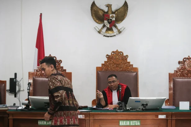 Hakim tunggal Richard Edwin Basoeki (kanan) memimpin sidang praperadilan atas penetapan tersangka Febrie Adriansyah dalam kasus dugaan Tindak Pidana Pencucian Uang (TPPU), di Pengadilan Negeri Jakarta Selatan, Jakarta, Rabu (19/8/2026).