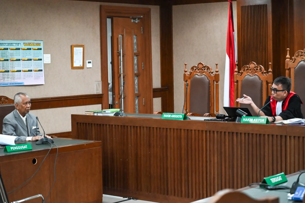 Hakim Tunggal Firman Akbar (kanan) memimpin sidang praperadilan dengan agenda tanggapan dari termohon terkait penyitaan pada kasus dugaan korupsi tata kelola program Makan Bergizi Gratis (MBG) dengan tersangka Lodewyk Pusung yang diwakili Kuasa Hukum OC Kaligis (kiri) di Pengadilan Negeri Jakarta Pusat, Jakarta. (Sumber: Antara Foto/Fakhri Hermansyah/wsj)