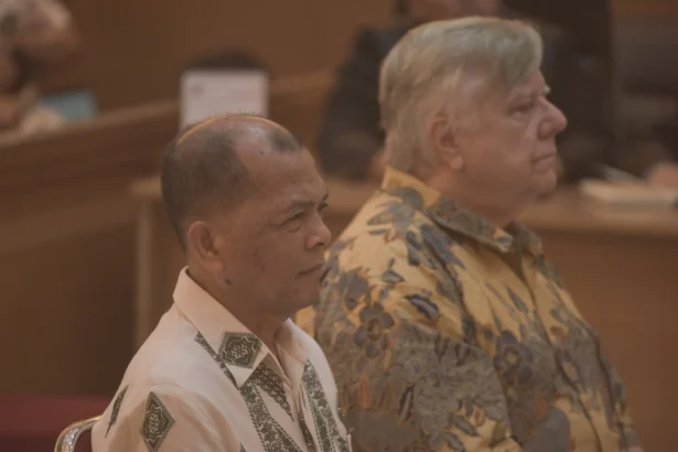 Dua terdakwa kasus dugaan korupsi pengadaan satelit orbit 123 derajat Bujur Timur periode 2012-2021 di Kementerian Pertahanan Laksamana Muda TNI (Purn) Leonardi (kiri) dan Anthony Thomas Van Der Heyden (kanan) mengikuti sidang putusan di Pengadilan Militer II-08, Jakarta, Selasa (27/8/2026).