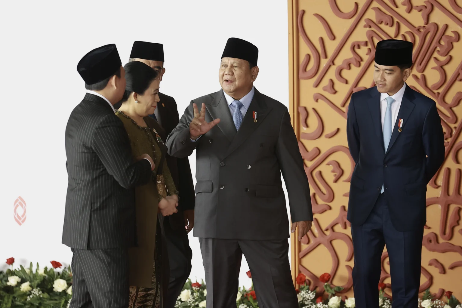 Presiden Prabowo Subianto (kedua kanan) bersama Wakil Presiden Gibran Rakabuming Raka (kanan) berbincang dengan Ketua DPR Puan Maharani (kedua kiri) dan Ketua DPD Sultan Bachtiar Najamudin sebelum menghadiri Sidang Tahunan MPR RI dan Sidang Bersama DPR-DPD RI Tahun 2026 di di Kompleks Parlemen, Jakarta, Jumat (14/8/2026).