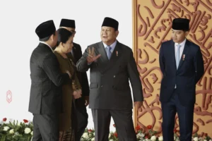 Presiden Prabowo Subianto (kedua kanan) bersama Wakil Presiden Gibran Rakabuming Raka (kanan) berbincang dengan Ketua DPR Puan Maharani (kedua kiri) dan Ketua DPD Sultan Bachtiar Najamudin sebelum menghadiri Sidang Tahunan MPR RI dan Sidang Bersama DPR-DPD RI Tahun 2026 di di Kompleks Parlemen, Jakarta, Jumat (14/8/2026).