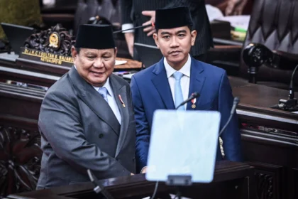 Presiden Prabowo Subianto (kiri) dan Wakil Presiden Gibran Rakabuming Raka (kanan) berjalan bersama usai Sidang Tahunan MPR RI dan Sidang Bersama DPR-DPD RI Tahun 2026 di Kompleks Parlemen, Jakarta, Jumat (14/8/2026).