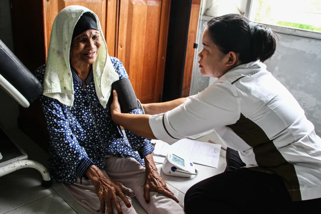 Petugas kesehatan memeriksa tekanan darah warga saat skrining TBC gratis di Puskesmas Pembantu Mendawai, Palangka Raya, Kalimantan Tengah. (Sumber: Antara Foto/Auliya Rahman/nym)