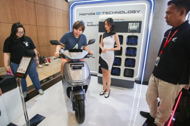 Pengunjung menaiki sepeda motor listrik Honda CUV yang dipamerkan pada pameran otomotif Gaikindo Indonesia International Auto Show (GIIAS) 2026 di Indonesia Convention Exhibition (ICE) BSD