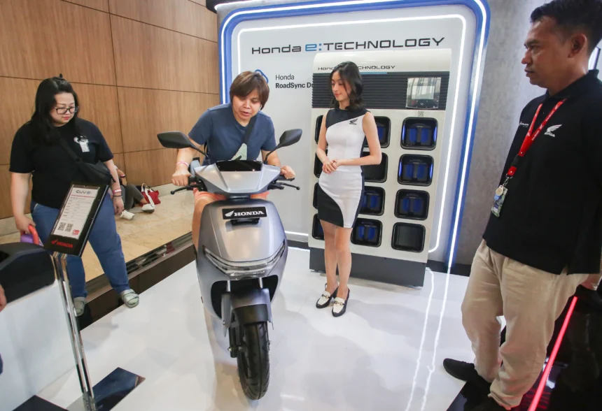 Pengunjung menaiki sepeda motor listrik Honda CUV yang dipamerkan pada pameran otomotif Gaikindo Indonesia International Auto Show (GIIAS) 2026 di Indonesia Convention Exhibition (ICE) BSD