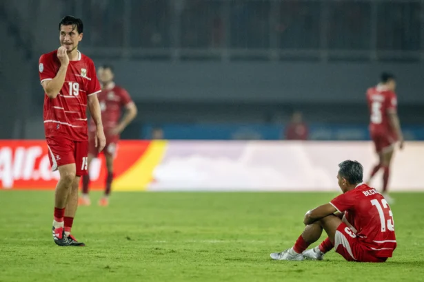 Sejumlah pesepak bola Timnas Indonesia lesu usai dikalahkan Timnas Vietnam pada pertandingan Grup A Piala AFF 2026 di Stadion Gelora Pakansari, Kabupaten Bogor, Jawa Barat