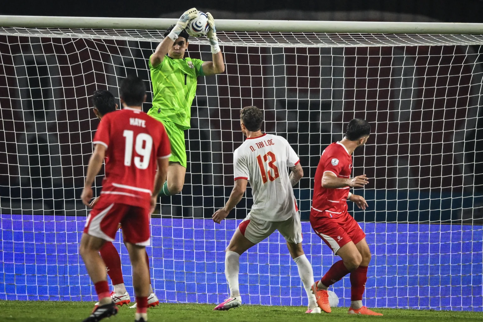 Kiper Timnas Indonesia Nadeo Arga Winata (tengah) menangkap bola saat melawan Timnas Vietnam pada pertandingan Grup A Piala AFF 2026 di Stadion Gelora Pakansari, Kabupaten Bogor, Jawa Barat,